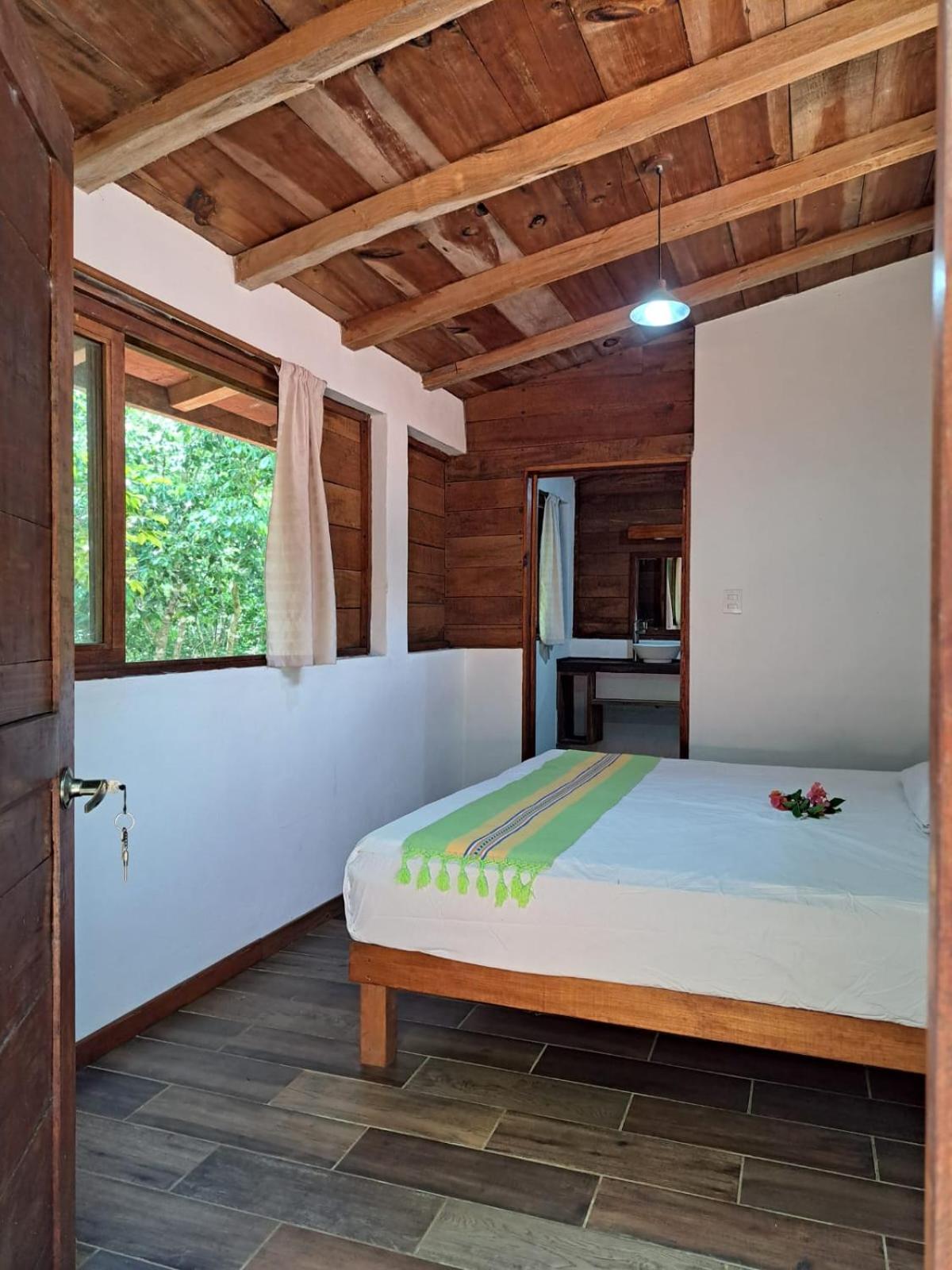 Habitación con cama grande y balcón